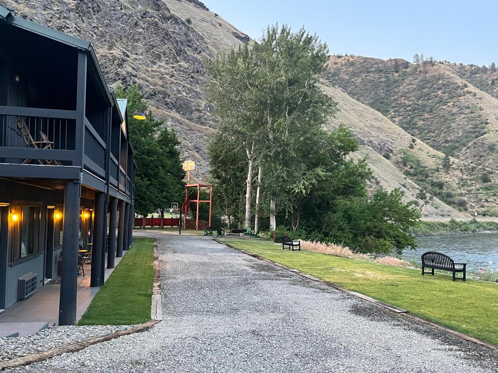 Steelhead Lodge Lucile エクステリア 写真